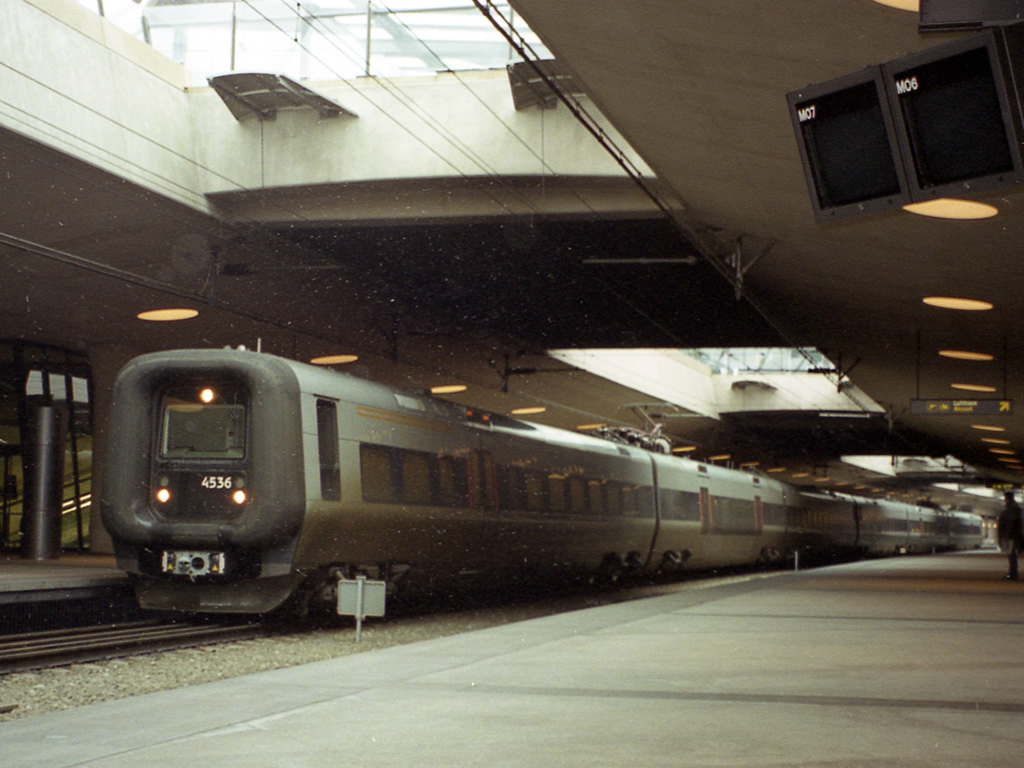 電車 / Train 1